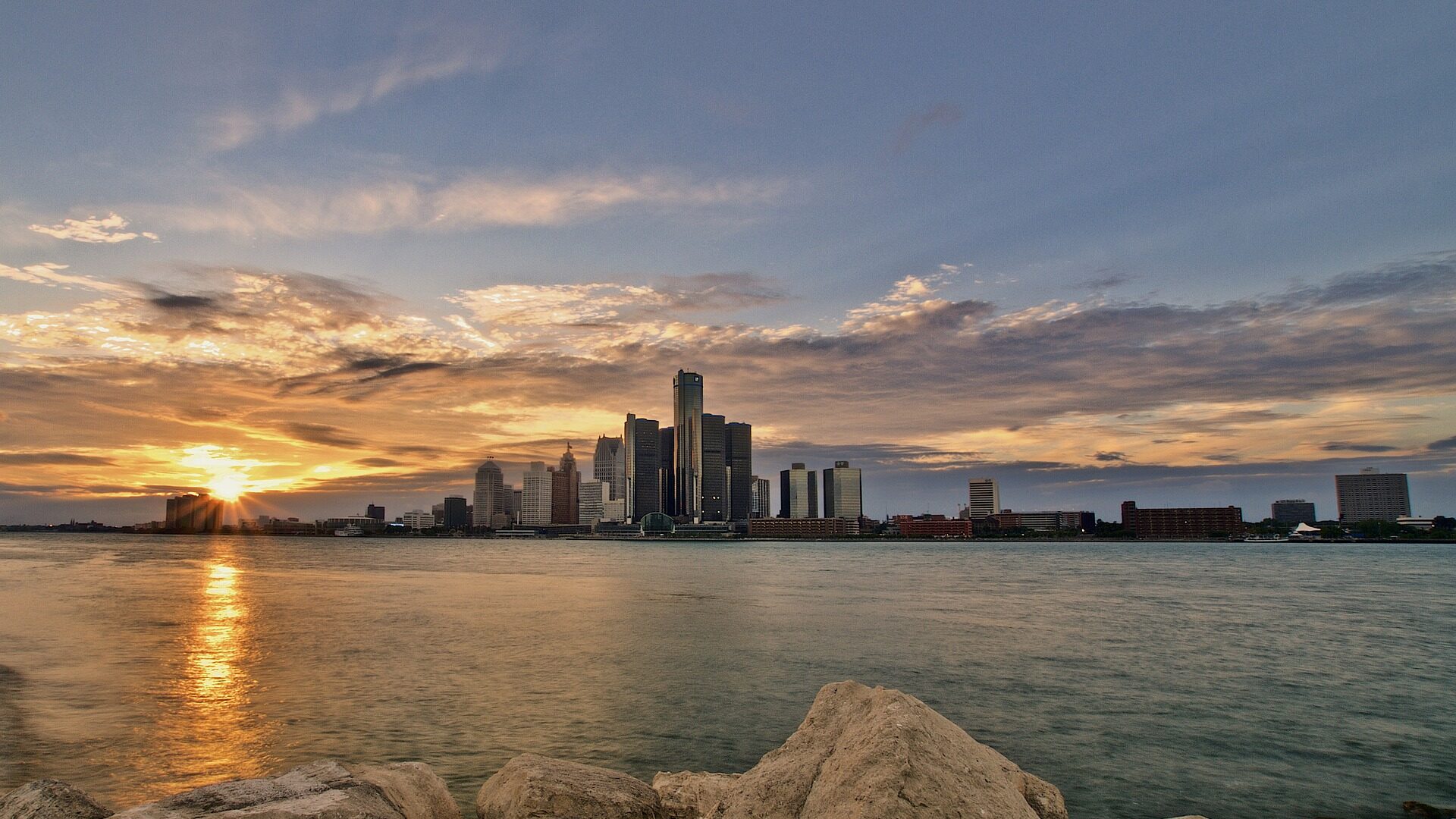 Skyline of Detroit from across the river. Image by Peter Mol from Pixabay.